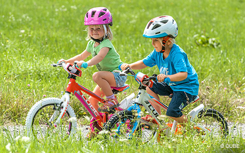 Riding a bike has to be learned and that's best done when you're young. It's a long way from the first attempts to keep your balance to an exciting bike tour. With the right children's bike and the appropriate accessories such as training wheels, learning starts in a playful way. The right size of the bike, the right equipment with lights and brakes and wearing a bicycle helmet ensure sufficient safety.. Our top brands such as POLYGON, SANTA CRUZ and FOCUS offer you a large selection of mountain bikes or city bikes for children as well as balance bikes or tricycles.